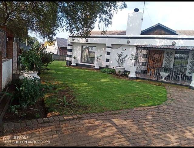 4 BEDROOM HOUSE FOR SALE IN MACKENZIE PARK